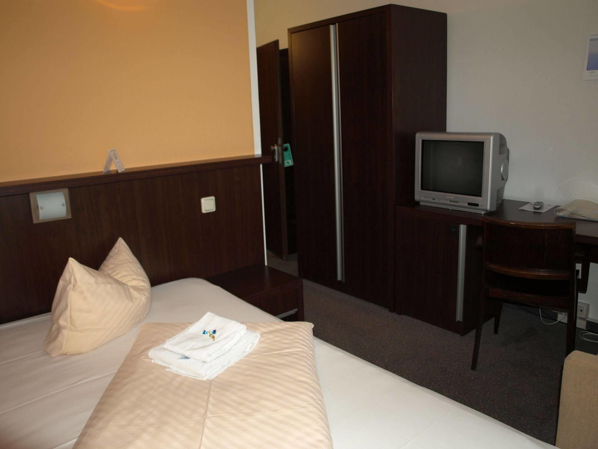 Strandhotel Senftenberger See Екстер'єр фото